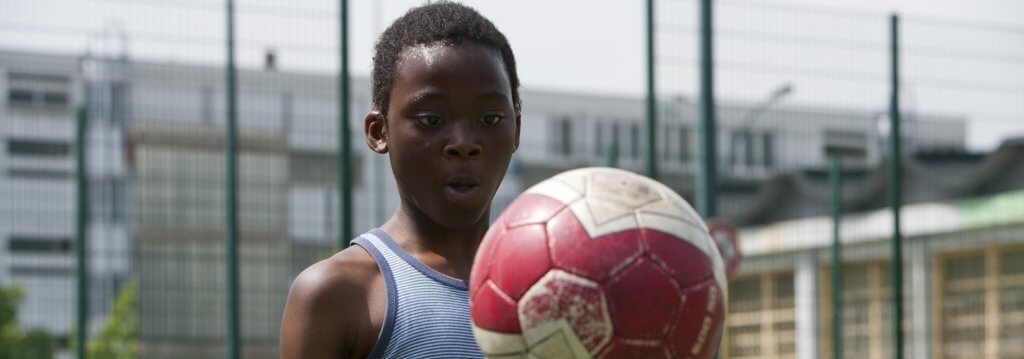 photo enfant adolescent ballon de football foot sport