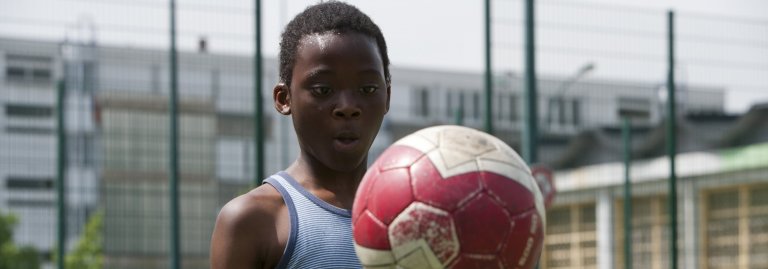 photo enfant adolescent ballon de football foot sport